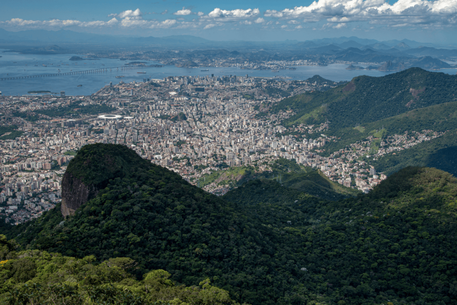 Panoramic view of Rio de Janeiro from Pico da Tijuca, highlighting Guanabara Bay, urban areas and the lush vegetation of the Tijuca Forest.